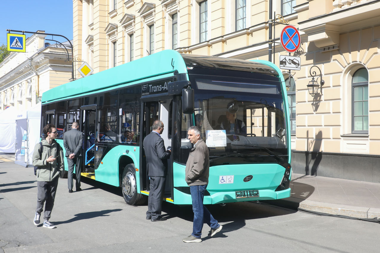 На Манежной площади в Петербурге открылась выставка инновационного  транспорта