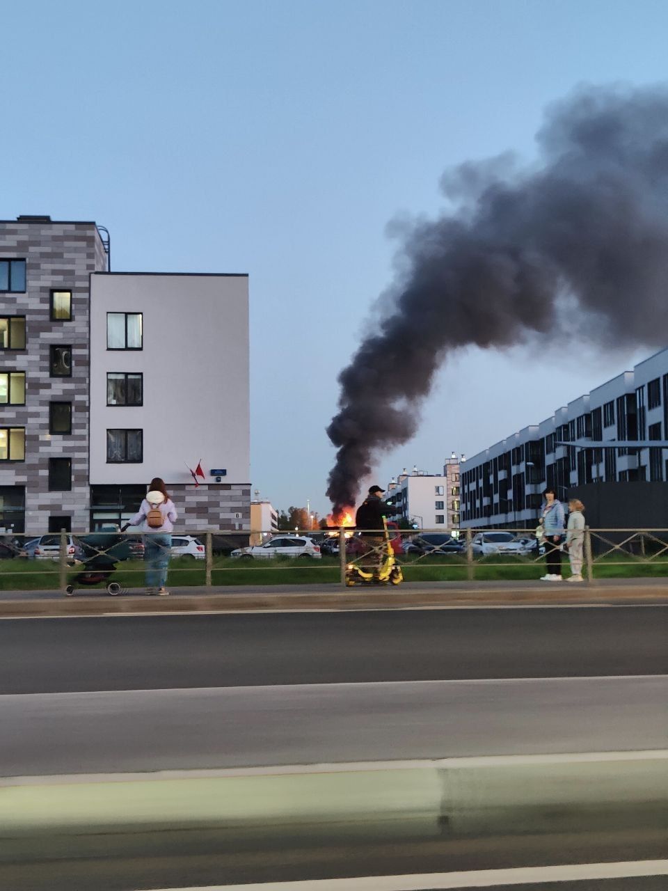 О крупном пожаре в Красносельском районе сообщают очевидцы 