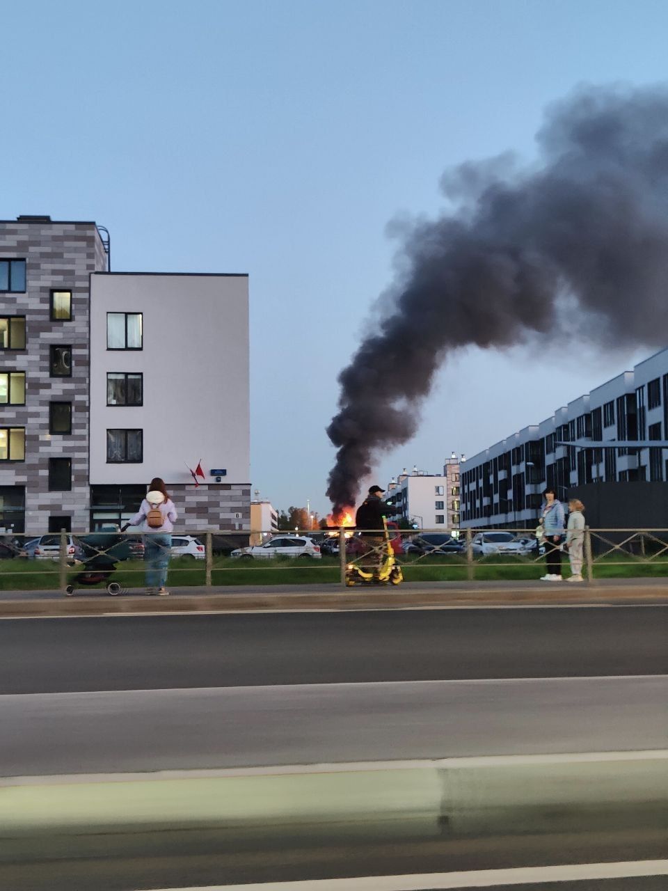 О крупном пожаре в Красносельском районе сообщают очевидцы