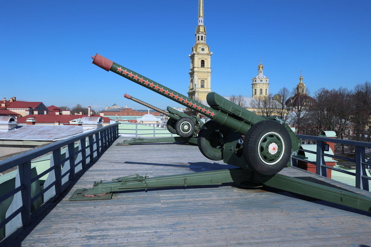 Полуденный выстрел из пушки Петропавловской крепости сегодня прозвучал в честь экипажа атомной подлодки проекта 971