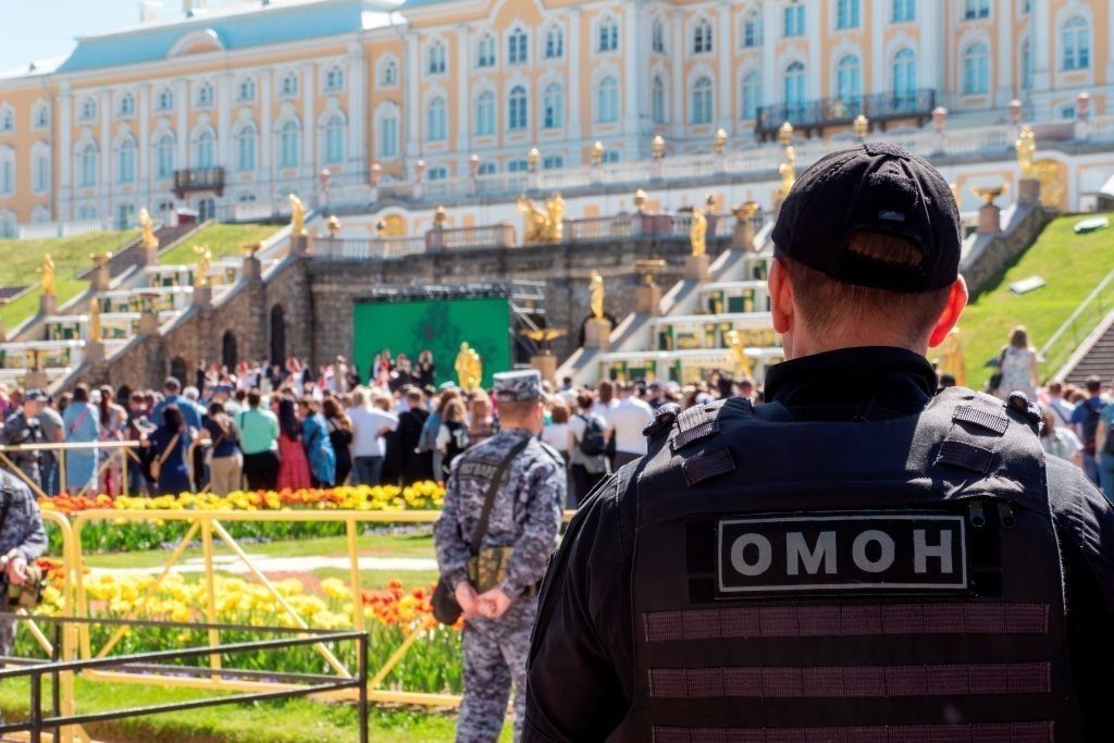 Охрану при запуске фонтанов в Петербурге обеспечивали 300 сотрудников Росгвардии