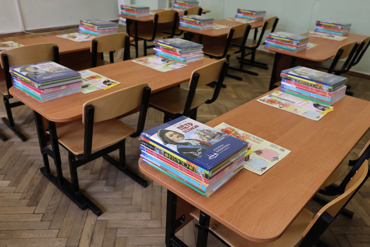 Министр просвещения Сергей Кравцов заявил, что школьные учебники станут дешевле