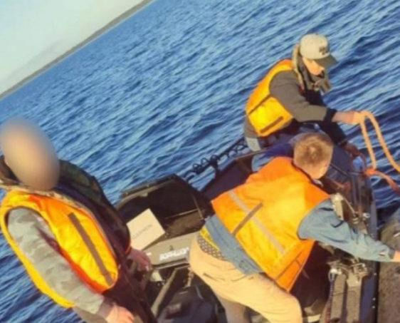 Спасатели помогли добраться до берега рыбакам, у которых отказал мотор