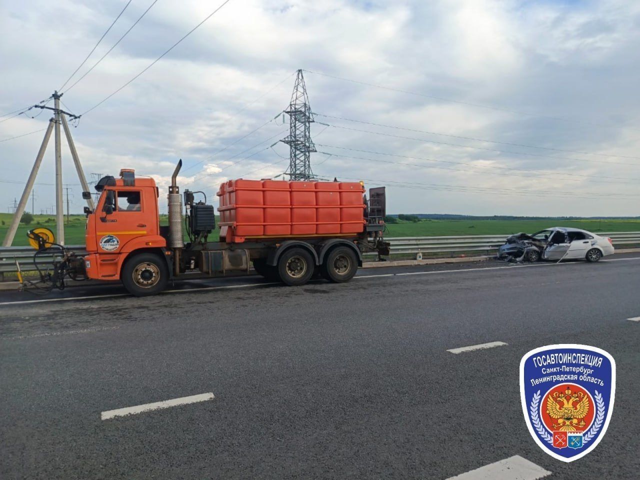 Под Петербургом в ДТП с иномаркой и дорожной техникой пострадали три  человека