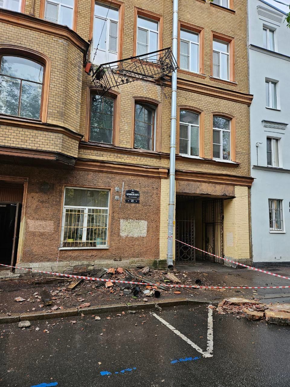 В доме на улице Черняховскго обрушился балкон | 08.06.2024 | Санкт-Петербург  - БезФормата