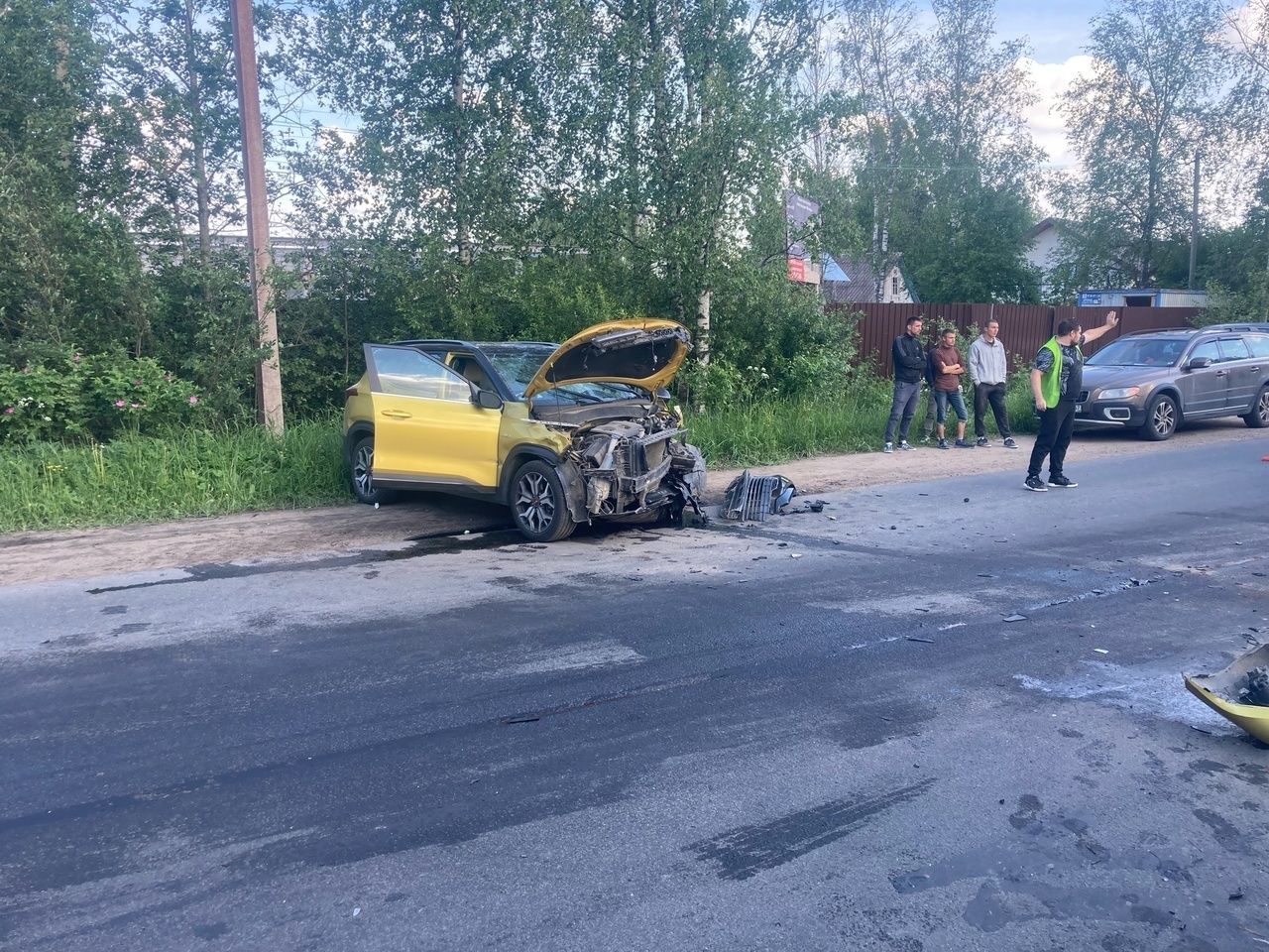 В Мурино полыхает частный дом