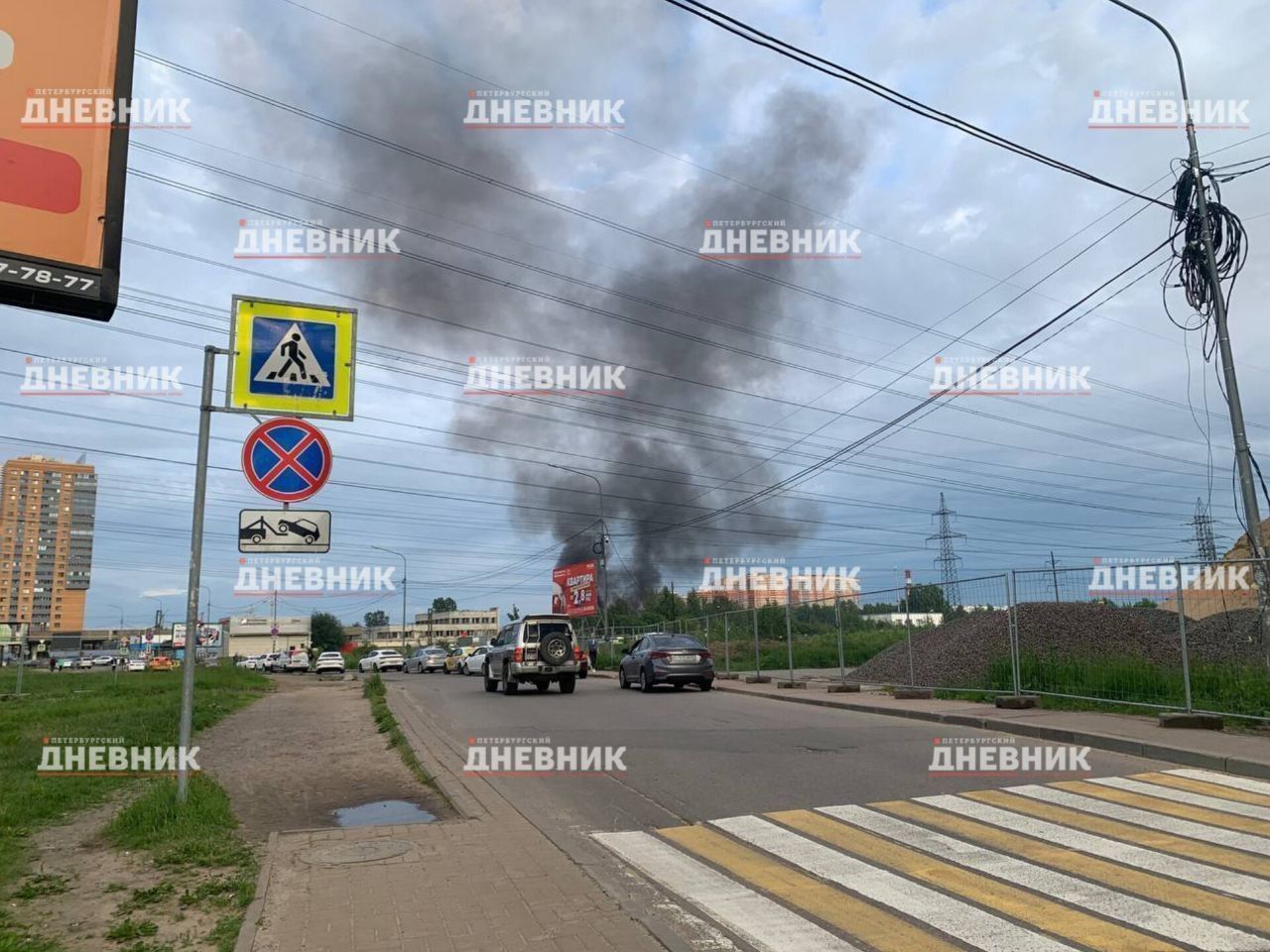 В Мурино полыхает частный дом