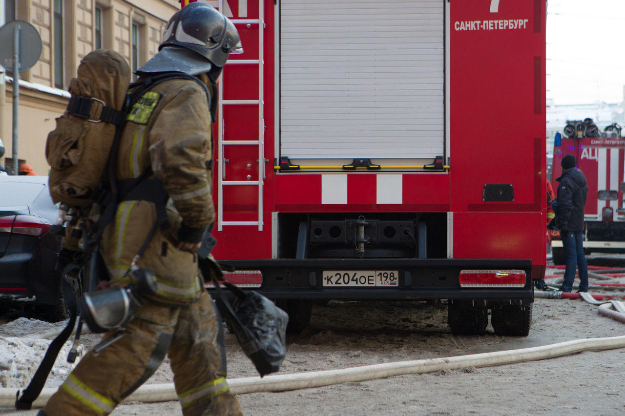 Пожарные эвакуировали восемь человек из горящего дома в Павловске