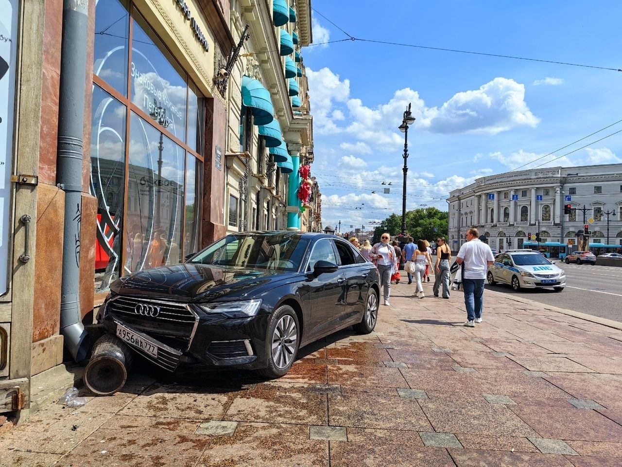 Автомобиль Audi врезался в витрину книжного магазина на Невском проспекте |  17.06.2024 | Санкт-Петербург - БезФормата