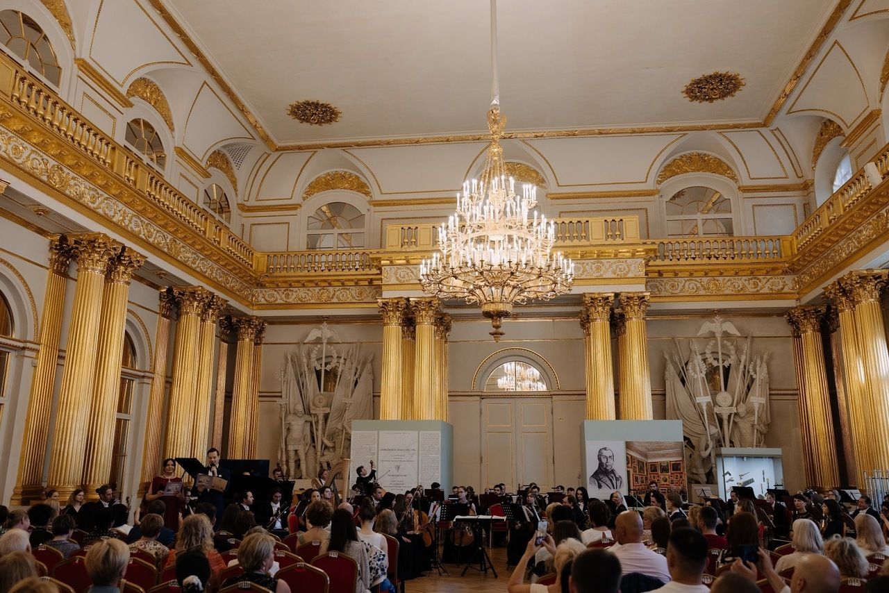 Оксана Федорова открыла фестиваль «Мир классического романса» в Гербовом зале Эрмитажа