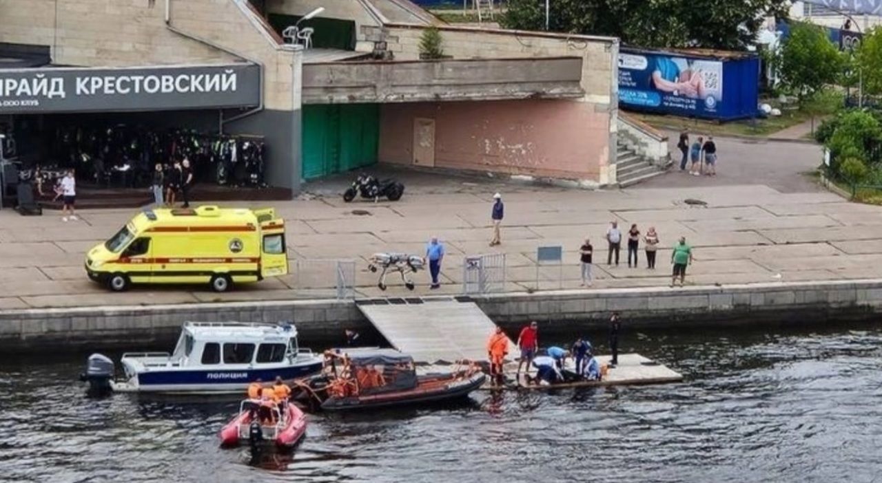 В Петербурге столкнулись катер и гидроцикл