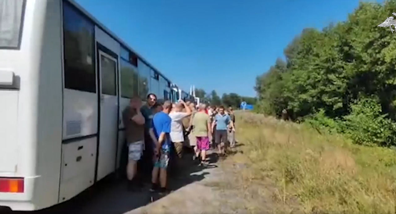 Наши парни возвращаются домой!»: Минобороны опубликовало видео  освобожденных из плена бойцов