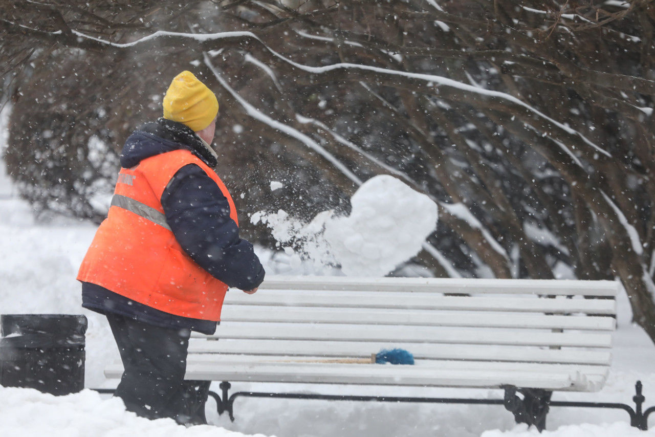 В Петербурге за сутки очистили более 12 тысяч квадратных метров внутридворовых территорий