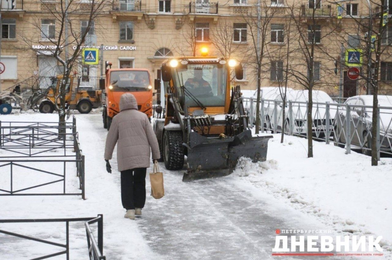 Фото: петербуржцам показали, как город очищают от снега 