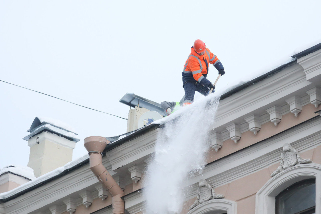 В Петербурге продолжают очистку кровель от снега и наледи