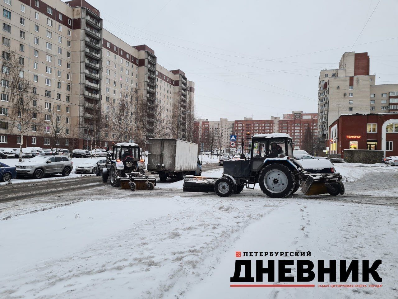 Вице-губернатор Евгений Разумишкин проверил, как борются со снегом во Фрунзенском районе Петербурга